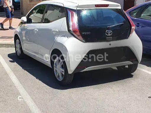 Usado Toyota Aygo X-play 69 CV (50 kW) 2017 Blanco Utilitario
