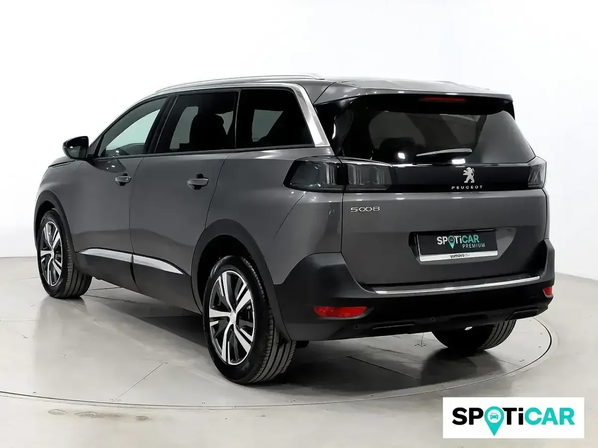 Usado Peugeot 5008 Allure 136 CV (100 kW) 2024 Gris SUV