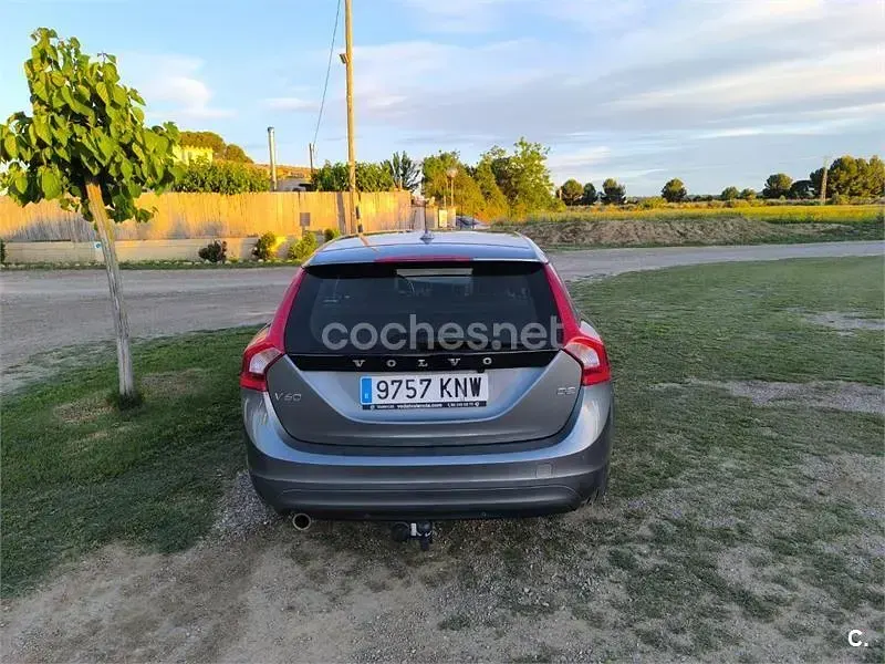 Usado Volvo V60 Momentum 120 CV (88 kW) 2018 Gris / plata Familiar