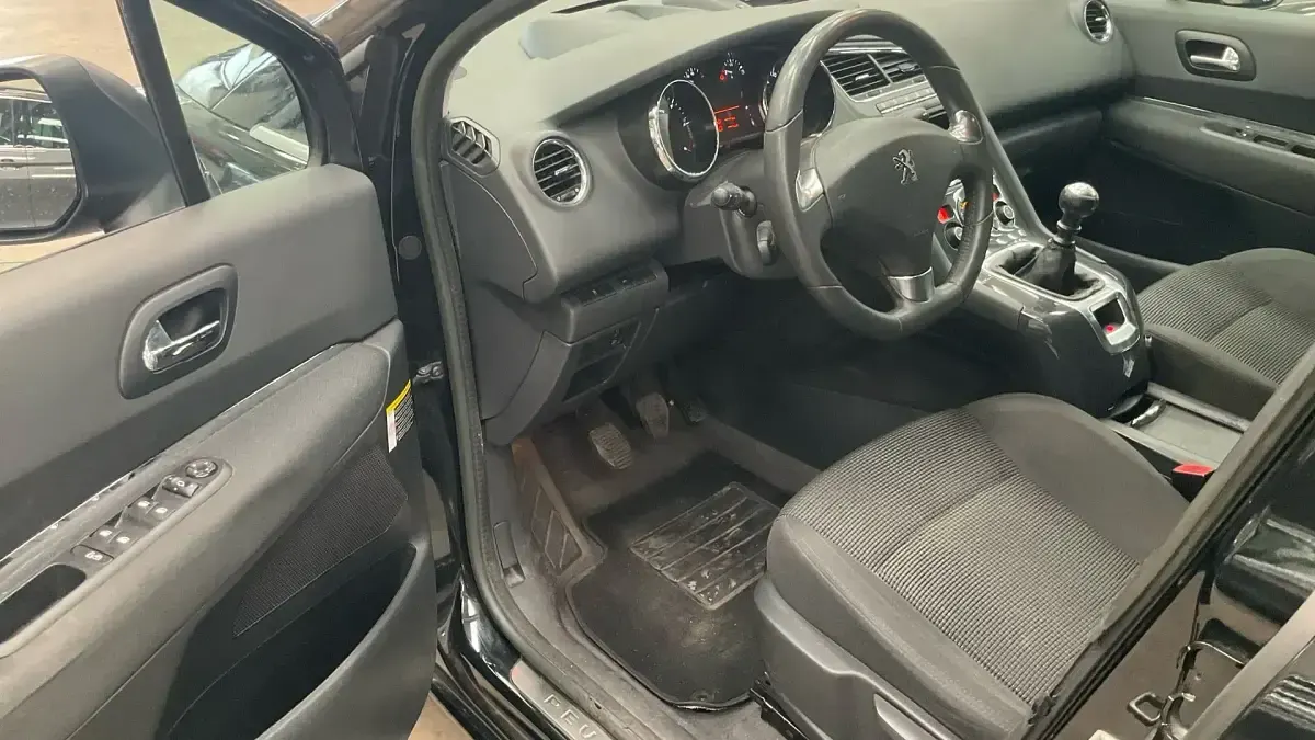 Usado Peugeot 5008 Allure 115 CV (84 kW) 2014 Negro Monovolumen