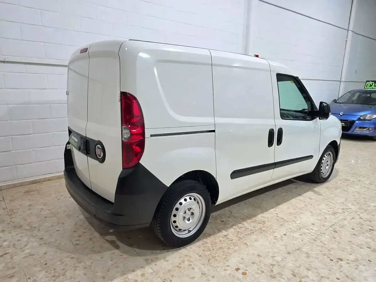 Usado Fiat Doblò Easy 90 CV (66 kW) 2015 Blanco Monovolumen
