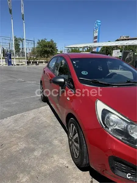 Usado Kia Rio 85 CV (62 kW) 2012 Rojo Berlina