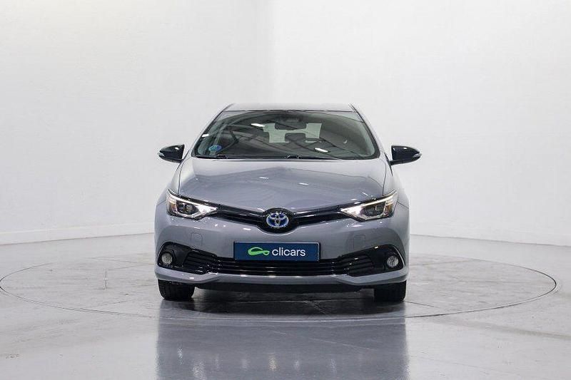 Usado Toyota Auris Hybrid 136 CV (100 kW) 2017 Gris Berlina