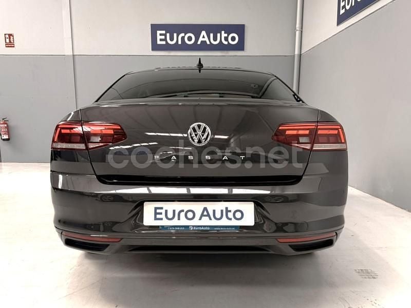 Usado VW Passat Executive 120 CV (88 kW) 2020 Gris / plata Berlina