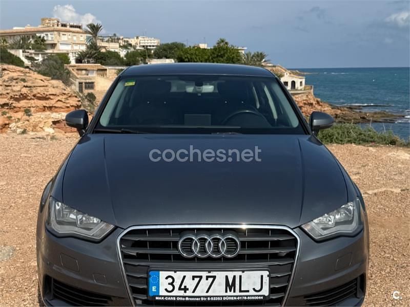 Usado Audi A3 Attraction 110 CV (80 kW) 2015 Gris / plata Berlina