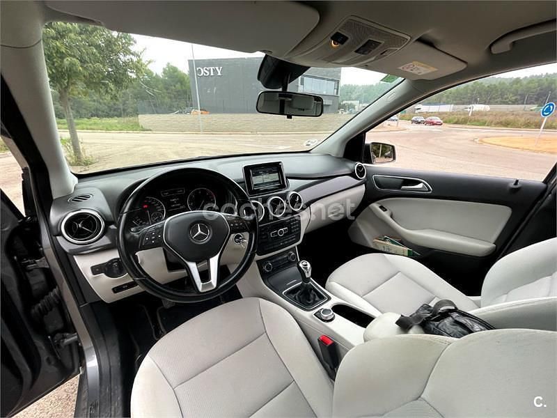 Usado Mercedes B180 109 CV (80 kW) 2014 Gris / plata Monovolumen
