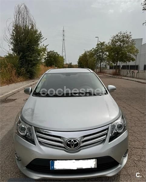 Usado Toyota Avensis Comfort 124 CV (91 kW) 2014 Gris / plata Familiar