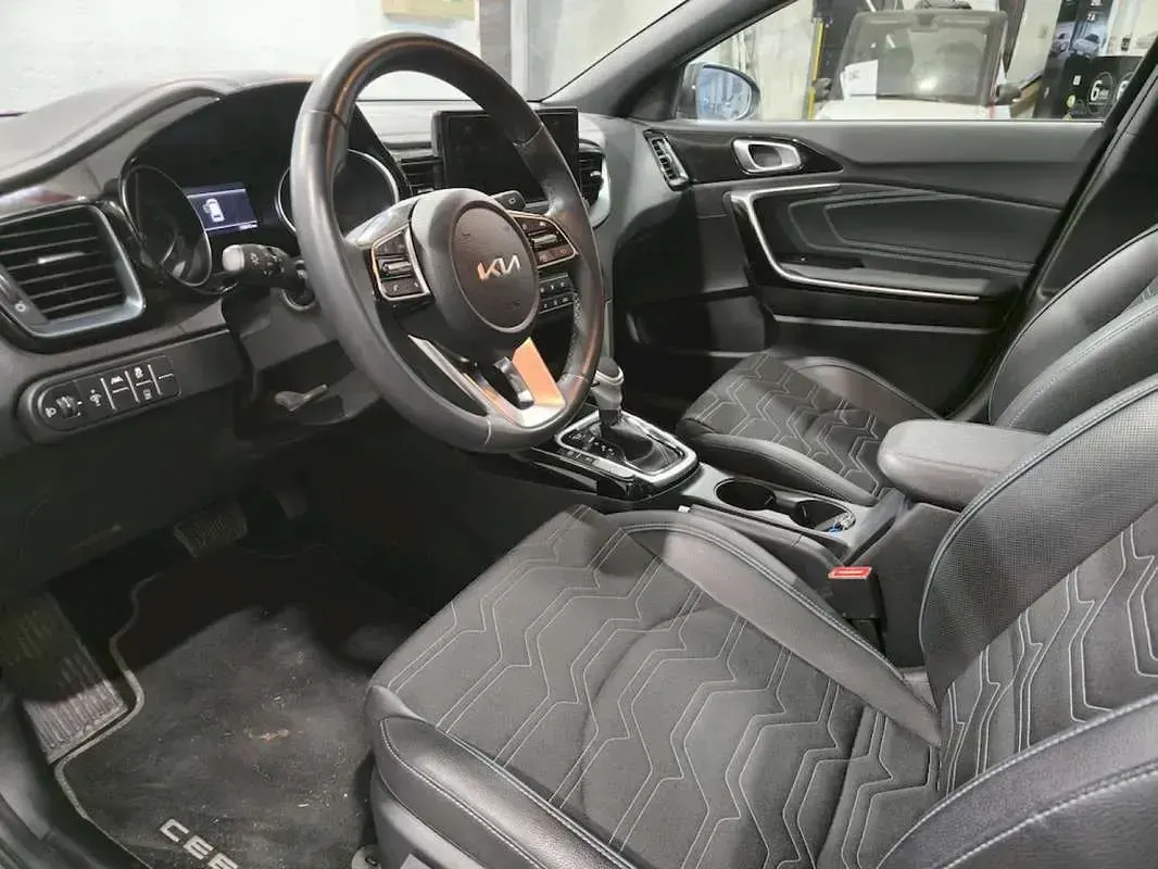 Usado Kia Ceed Style 101 CV (74 kW) 2025 Plateado Utilitario