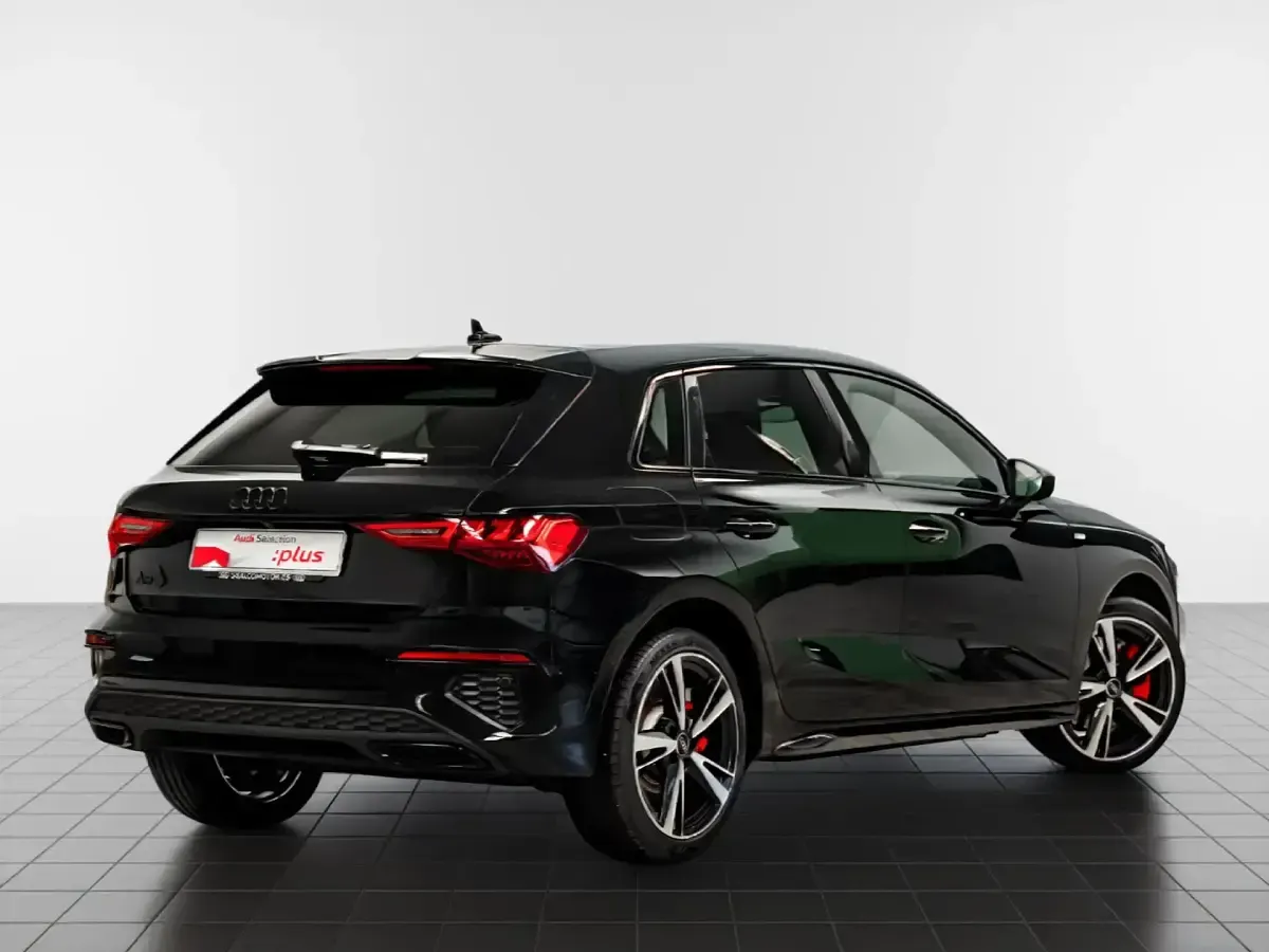 Usado Audi A3 Sportback e-tron Competition 246 CV (180 kW) 2023 Negro Utilitario