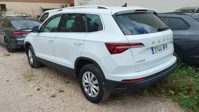 Usado Skoda Karoq Ambition 116 CV (85 kW) 2023 Blanco SUV