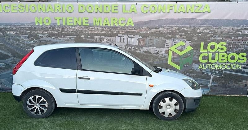 Usado Ford Fiesta Ambiente 68 CV (50 kW) 2007 Blanco Utilitario