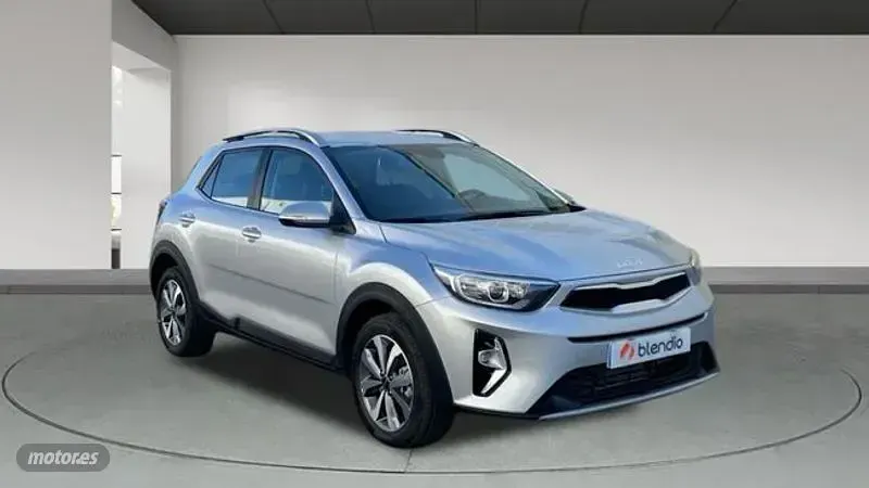 Usado Kia Stonic 100 CV (73 kW) 2024 Plateado SUV