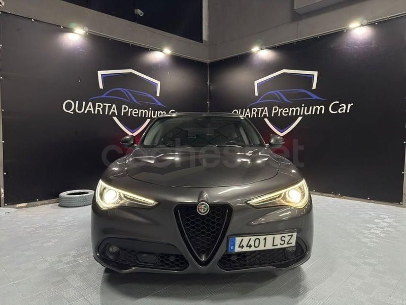 Usado Alfa Romeo Stelvio Sprint 190 CV (139 kW) 2021 Gris / plata SUV