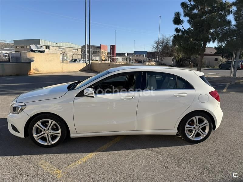 Käytetty Mercedes A180 Urban 109 HP (80 kW) 2015 Valkoinen Sedan