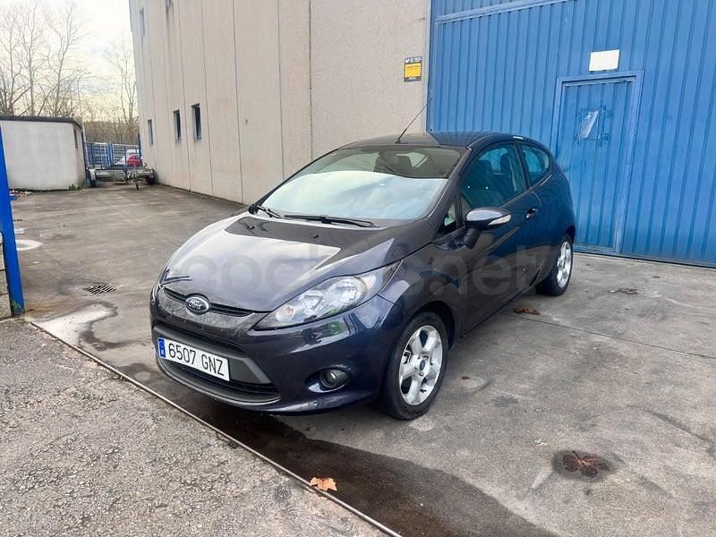 Usado Ford Fiesta Trend 68 CV (50 kW) 2009 Gris / plata Utilitario