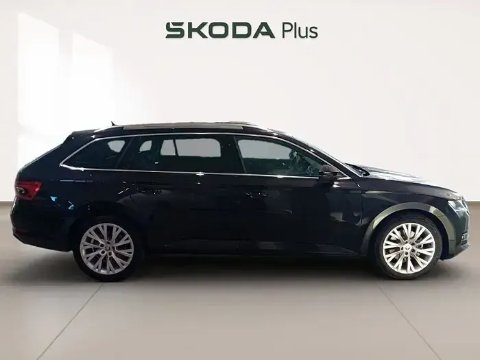 Usado Skoda Superb Style 150 CV (110 kW) 2023 Negro Familiar