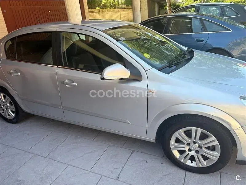 Usado Opel Astra Edition 110 CV (80 kW) 2010 Gris / plata Berlina