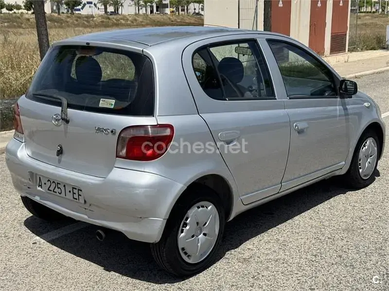 Usado Toyota Yaris Luna 86 CV (63 kW) 1999 Gris / plata Berlina
