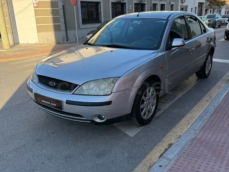 Usado Ford Mondeo Ambiente 110 CV (80 kW) 2002 Gris / plata Berlina