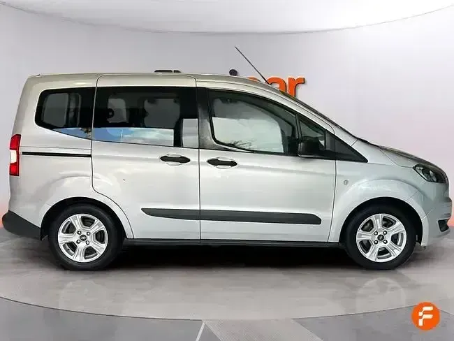 Usado Ford Tourneo Courier Ambiente 100 CV (73 kW) 2017 Gris Monovolumen
