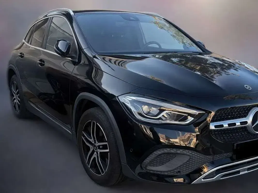 Usado Mercedes GLA180 136 CV (100 kW) 2022 Negro SUV