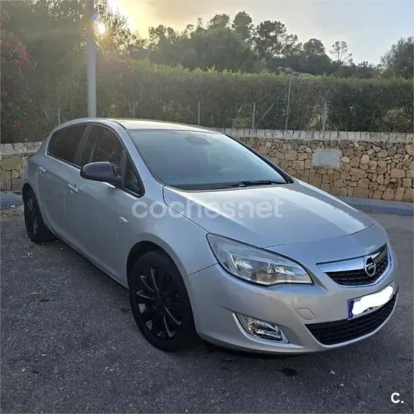 Usado Opel Astra Enjoy 115 CV (84 kW) 2011 Gris / plata Berlina