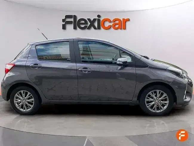 Usado Toyota Yaris Active 69 CV (50 kW) 2019 Gris Berlina
