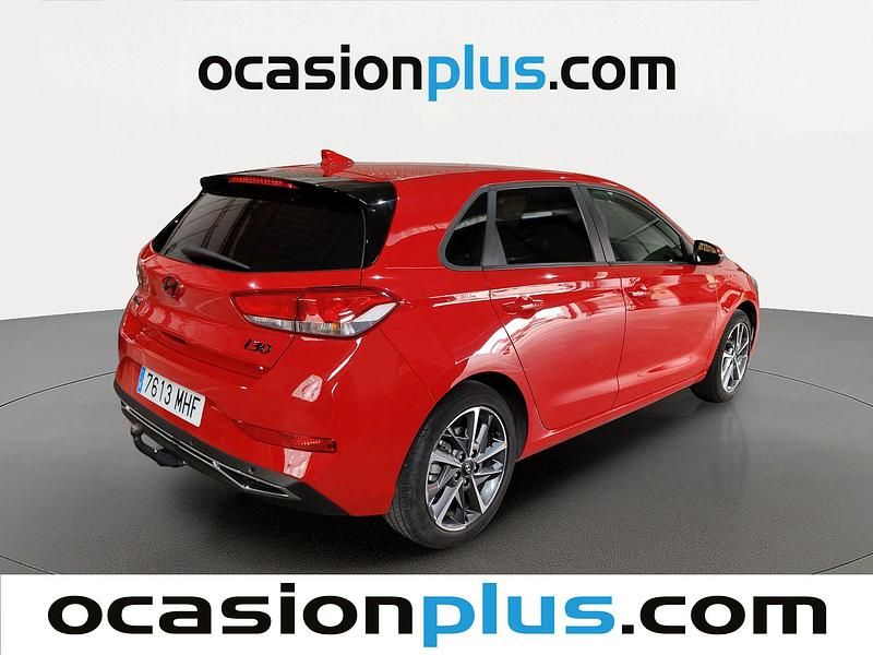 Usado Hyundai i30 110 CV (80 kW) 2023 Rojo Utilitario