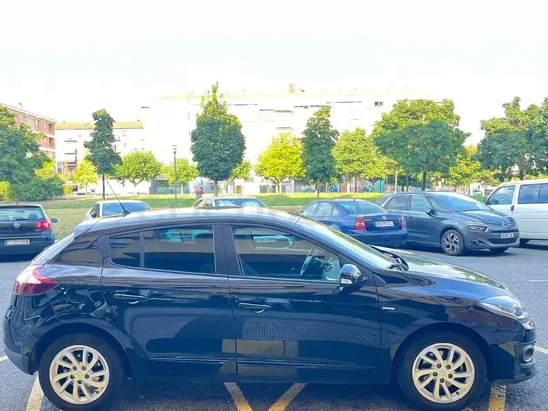 Usado Renault Mégane LIMITED 115 CV (84 kW) 2015 Negro Berlina