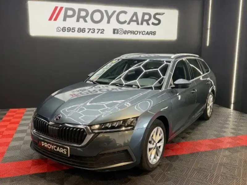 Usado Skoda Octavia Sport 150 CV (110 kW) 2021 Gris / plata Familiar