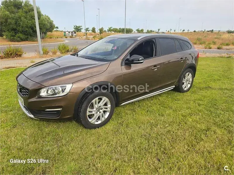 Usado Volvo V60 CC Momentum 150 CV (110 kW) 2017 Marrón Familiar
