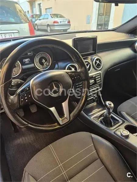 Usado Mercedes A180 Style 109 CV (80 kW) 2015 Rojo Utilitario