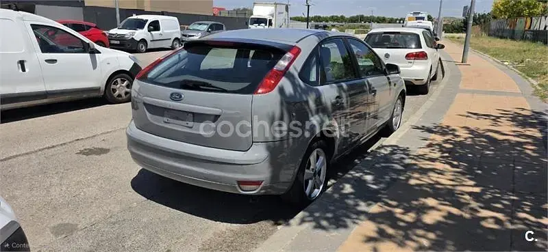Usado Ford Focus Trend 100 CV (73 kW) 2005 Gris / plata Berlina
