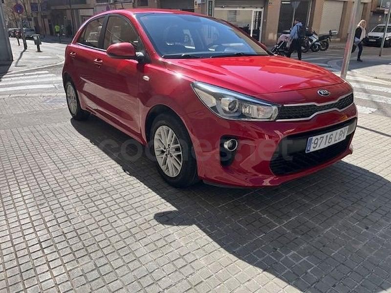Usado Kia Rio 84 CV (61 kW) 2019 Granate Berlina