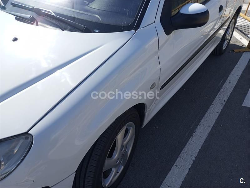 Usado Peugeot 206 90 CV (66 kW) 2003 Blanco Berlina