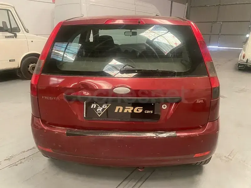 Usado Ford Fiesta Trend 68 CV (50 kW) 2003 Granate Utilitario