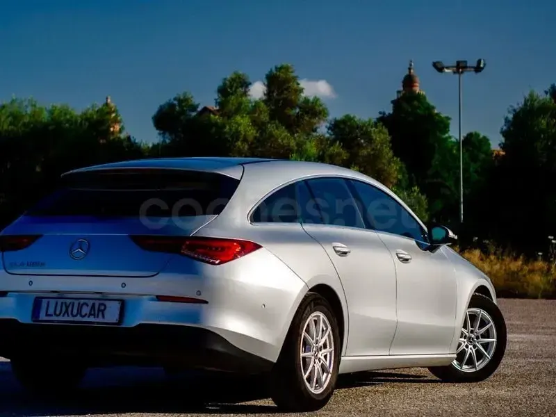 Usado Mercedes CLA200 Shooting Brake 150 CV (110 kW) 2021 Gris / plata Familiar