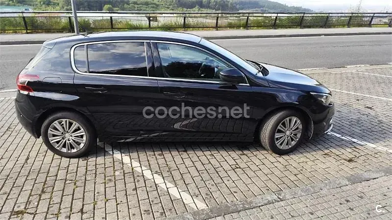 Usado Peugeot 308 Active 130 CV (95 kW) 2017 Negro Berlina