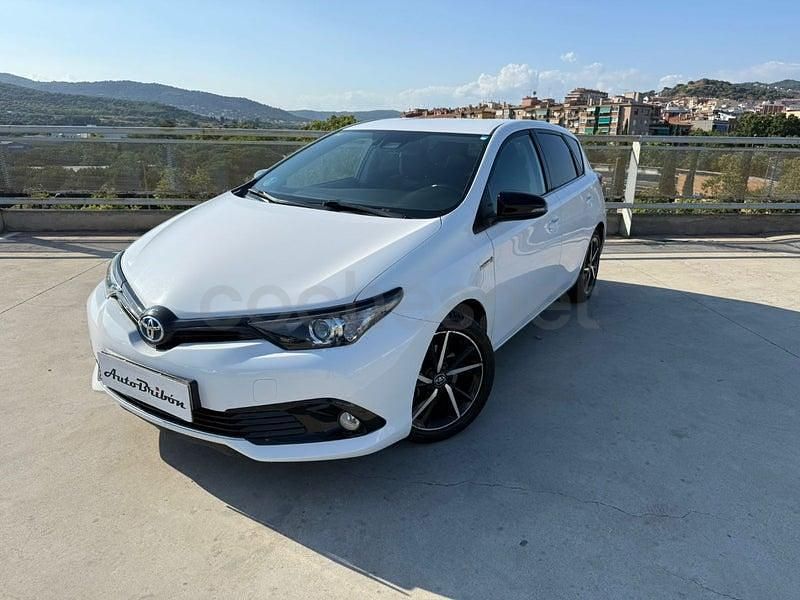 Usado Toyota Auris Hybrid 136 CV (100 kW) 2018 Blanco Berlina