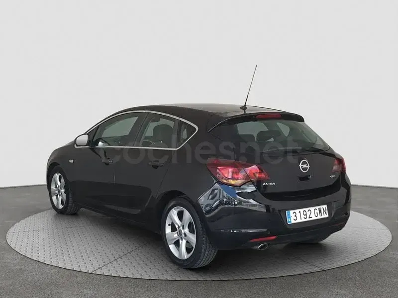 Usado Opel Astra Cosmo 160 CV (117 kW) 2010 Negro Berlina