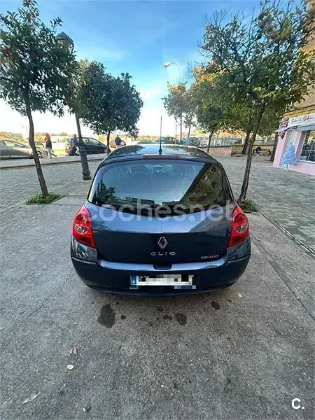 Usado Renault Clio II Authentique 70 CV (51 kW) 2006 Azul Berlina