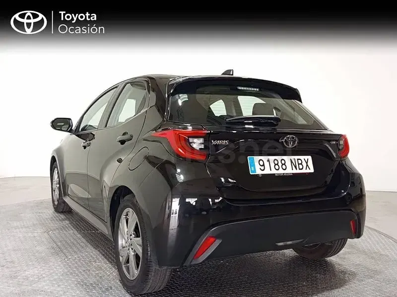 Usado Toyota Yaris Hybrid Active 116 CV (85 kW) 2025 Negro Berlina