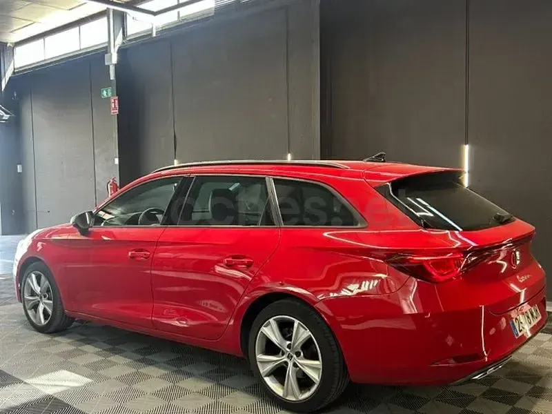 Usado Seat Leon FR 150 CV (110 kW) 2023 Rojo Familiar