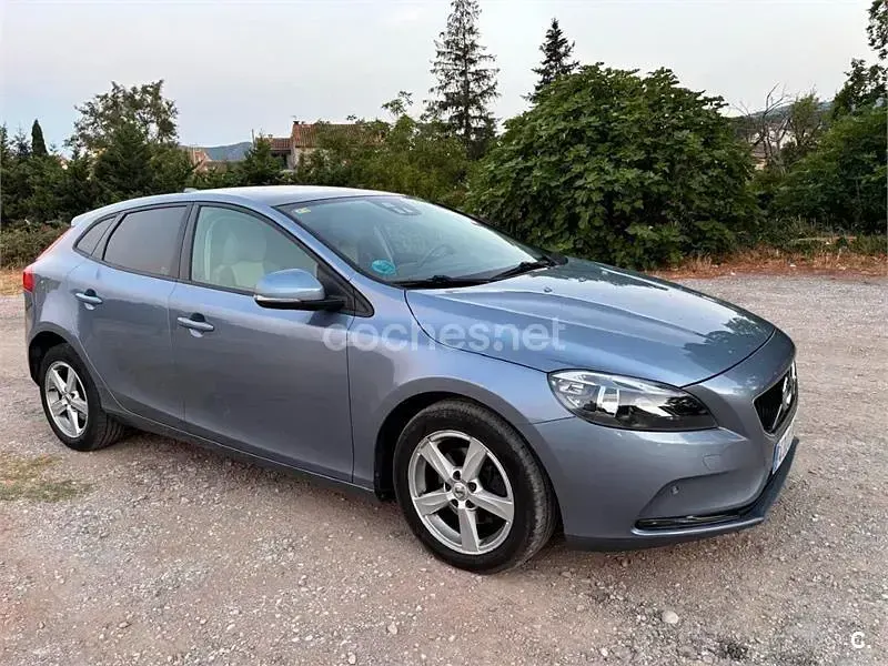 Usado Volvo V40 Momentum 120 CV (88 kW) 2018 Gris / plata Berlina