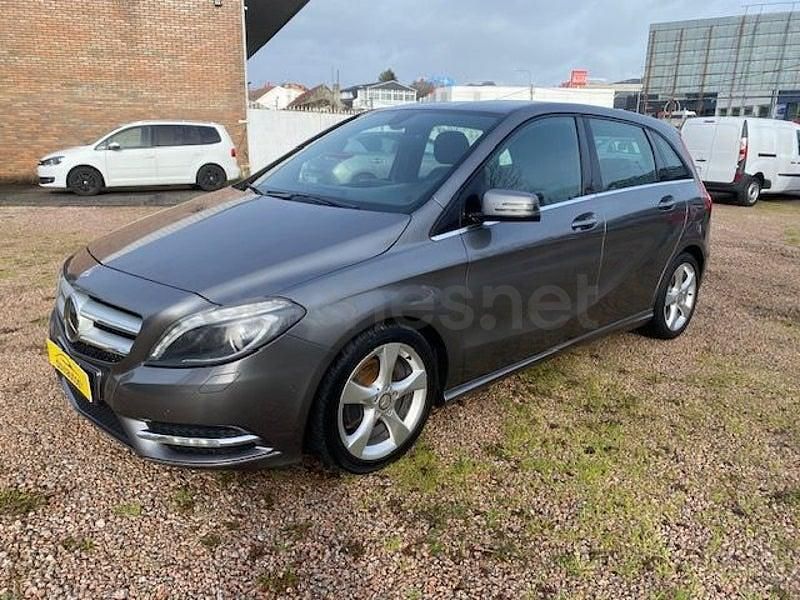 Usado Mercedes B180 109 CV (80 kW) 2013 Gris / plata Monovolumen