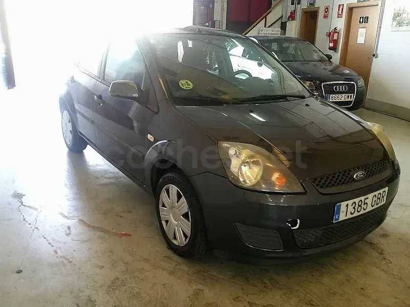 Usado Ford Fiesta Ghia 68 CV (50 kW) 2008 Gris / plata Utilitario