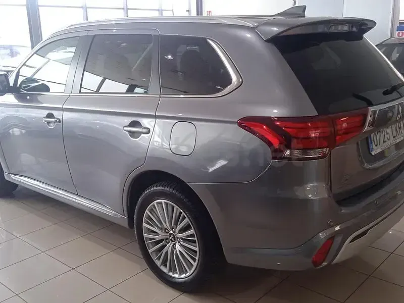 Usado Mitsubishi Outlander P-HEV 224 CV (164 kW) 2020 Gris / plata SUV