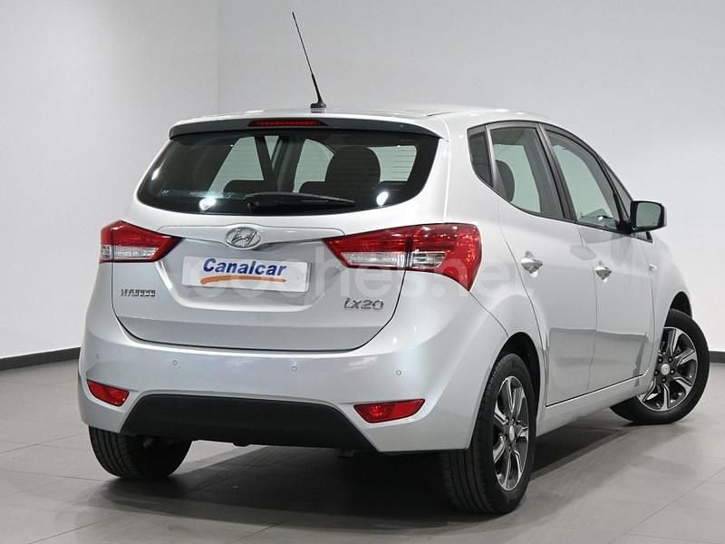 Usado Hyundai ix20 90 CV (66 kW) 2017 Gris plata Utilitario