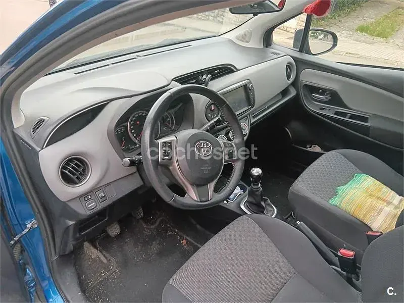 Usado Toyota Yaris Active 90 CV (66 kW) 2015 Azul Utilitario
