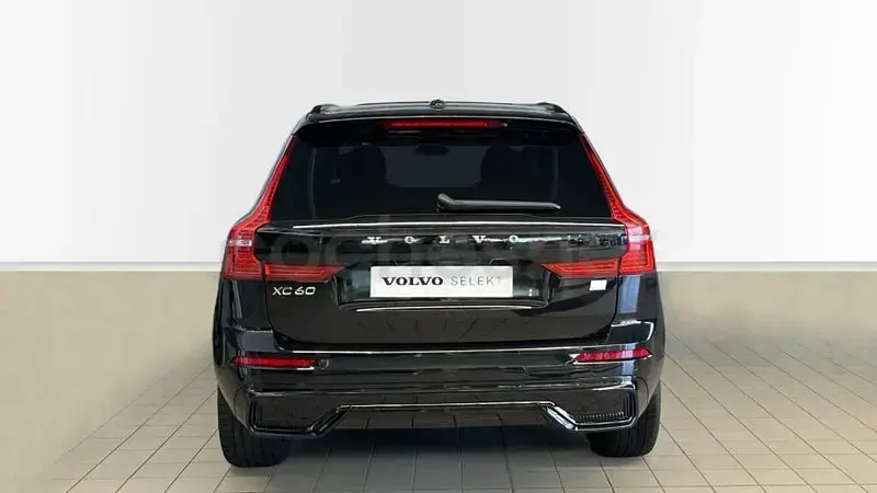 Usado Volvo XC60 Plus 350 CV (257 kW) 2022 Negro SUV